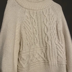 Stickad tröja  - Stickad tröja från monki! Knappt använd! I storlek M men ganska kort i modellen🥰