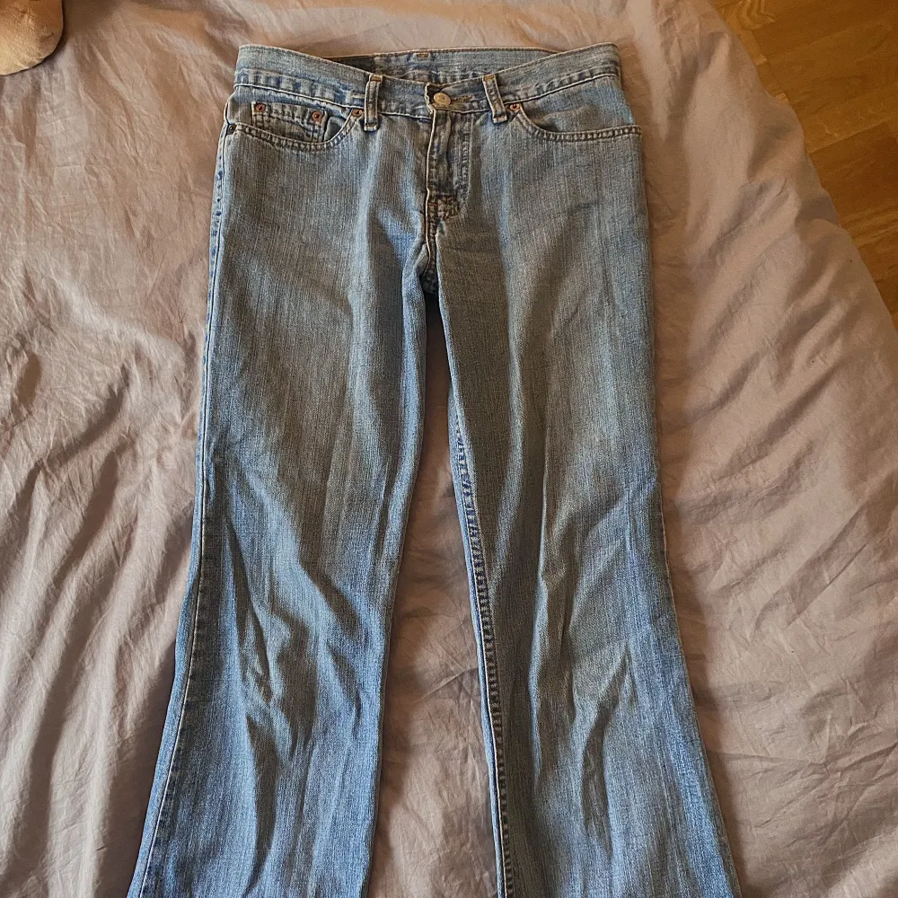 Vintage lowwaist Levis jeans. Älskar dessa men dom är tyvärr för små. Tyvärr kunde jag inte riktigt få bättre bilder på eftersom dom är för små men skulle säga att passar någon som har xs/S på byxor. Gick till svanken/höftbenet på mig🥰. Jeans & Byxor.