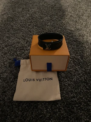 Louis Vuitton slim bracelet  - Tjena säljer nu detta lv armband då jag är sugen på något annat! Det är i mycket finns skick! Tar gärna emot byten exempel vis lv loop it bracelet!