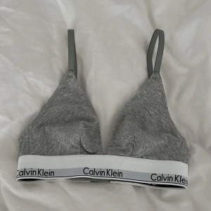 triangel bh från calvin klein - grå triangel bh från calvin klein💕 använd en gång, säljer då den inte passar mig🫶🏼endast testad!! nypris är 450kr