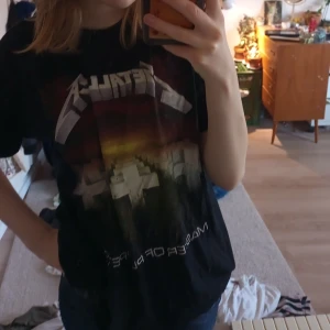 T-shirt med tryck - Metallica t-shirt med fram och baksida.  Säljer pga lyssnar inte på Metallica längre.