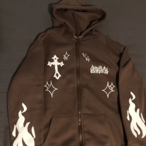 Brun zip hoodie - Säljer nu denna bruna zip hoodien. Hör av dig vid intresse!😁