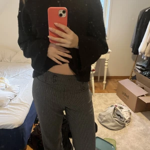 Lågmidjade kostymbyxor - Jättefina lågmidjade kostymbyxor! Skulle säga att de är i 36-38 i stl. Funkar även för en loser fit på en 34