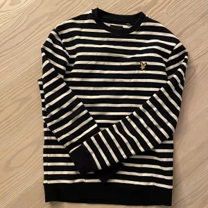 Sweatshirt Lyle & Scott - Randig sweatshirt Lyle & Scott, storlek S