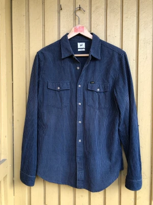 Lee, skjorta - Skjorta från Lee i tjockt material. Kan användas såväl som vanlig skjorta som overshirt, både för kvinnor och män. Mycket gott skick, inga tecken på användning 
