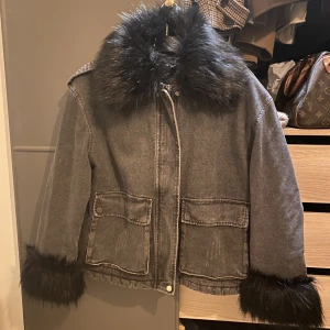 Jeansjacka med pälskrage - Säljer denna sjukt snygga jacka! Endast använd fåtal gånger, slutsåld på hemsidan. Storlek 42 men är liten i storleken så sitter bra på mig som är en S/M.