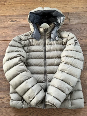 Colmar jacka  - Colmar jacka använd en vinter. Inga synliga skador. Avtagbar huva.