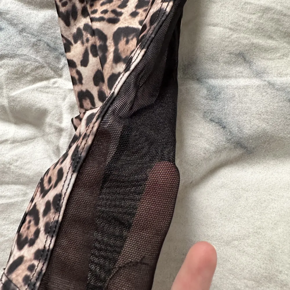Träningstights med leopard mönster från Onzie. Helt nya men säljer då dom var lite stora för mig då jag har storlek XS 💗men väldigt sköna!. Övrigt.