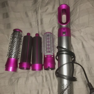 Dyson airwrap - Säljer min fake dyson airwrap för den inte har kommit till användning💗 endast testad!! Den har 5 justerbara ”kammar”