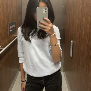 Stickad tröja - En finstickad babyblå tröja som är 1/2 armad, så fin och funkar både på sommaren och vintern💕