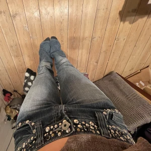 Missme jeans  - Säljer dessa sviiiincoola lowwaisted jeans från missme😍🙏🏼 lågmidjade, bootcut och långa i benen