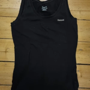 Träningslinne - Färgen har blekts lite men annars bra skick. Snygg till gymmet eller en sportig outfit. Superskön, bomullsmaterial och sitter perfekt. Storlek XS men passar mig bra som har S (stretchig)