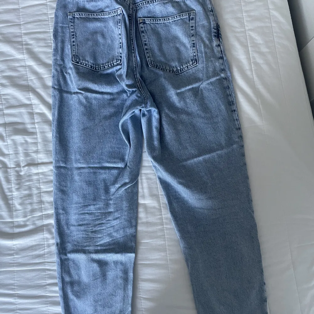 Ett par ultra high waist mom jeans i storlek 38 från h&m. Kommer med ett bälte som också är gjort av ”jeans” material. Ganska tunna så väldigt bra för sommar! Kontakta mig om du vill mötas upp! . Jeans & Byxor.