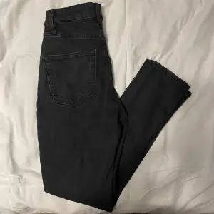 Svarta jeans från lager 157 i modellen ”W-01” som inte säljs längre. Färgen visas bäst i bild 1. Storlek S. 