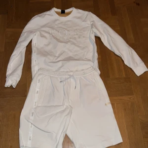 Hugo Boss x Summer Collection  - Riktigt fet Hugo Boss dress med gulddetaljer och i helt nyskick ! Tröjan köpt för 1899kr och shortsen för 1299kr. En special kollektion köpt förr förra sommaren. I Väldigt gott skick och tunnt och super skönt material. Sorlek M. Pris separat DM