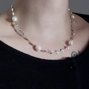 Sött halsband  - Sött halsband med pärlor och hjärtan! Kan även skicka med icke spårbart för 15 kr!