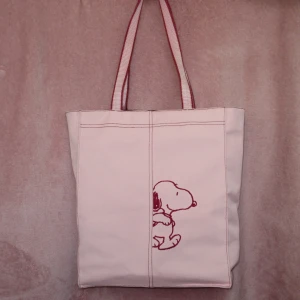 Snoopy/Snobben totebag - Köpte second hand men aldrig använt den själv :/ Storlek på väskan är ca: 36cm x 30cm x 9cm har några väldigt små fläckar på vissa ställen, men syns inte tydligt.