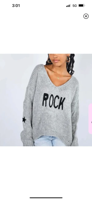 Stickad tröja  - Super fin stickad tröja ifrån holländska klädmärket ”Meetmethere”. Helt oanvänd (lappen hänger kvar). Hör av er vid intresse eller funderingar!💞