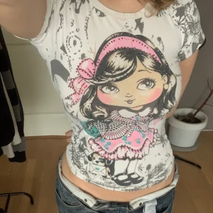 Tshirt - En y2k tshirt med rinestone detaljer på framsidan! Massa glitter och samma tryck på framsidan som på baksidan fast minus allt glitter! Mycket töjbar! Priset går att diskuteras men köptes för 350 kr!!