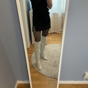 Vita knähöga boots  - Vita högklackade boots från Zara. Finns visst slitage under skon och längst ner men i övrigt helt okej skick då vissa tecken på användning finns. 