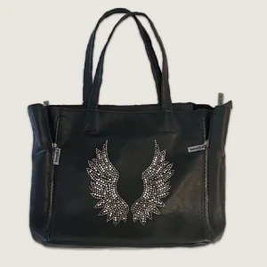 Väska - Säljer denna snygga väska med många snygga detaljer, får plats med dator och allt jag behöver🥰Pris går absolut att diskutera