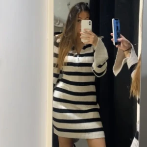 Klänning Lindex strl xs  - Nyköpt klänning från Lindex med fina ärmar som tyvärr inte kommer till användning, strl xs. Nypris 600 säljer för 400❤️‍🔥