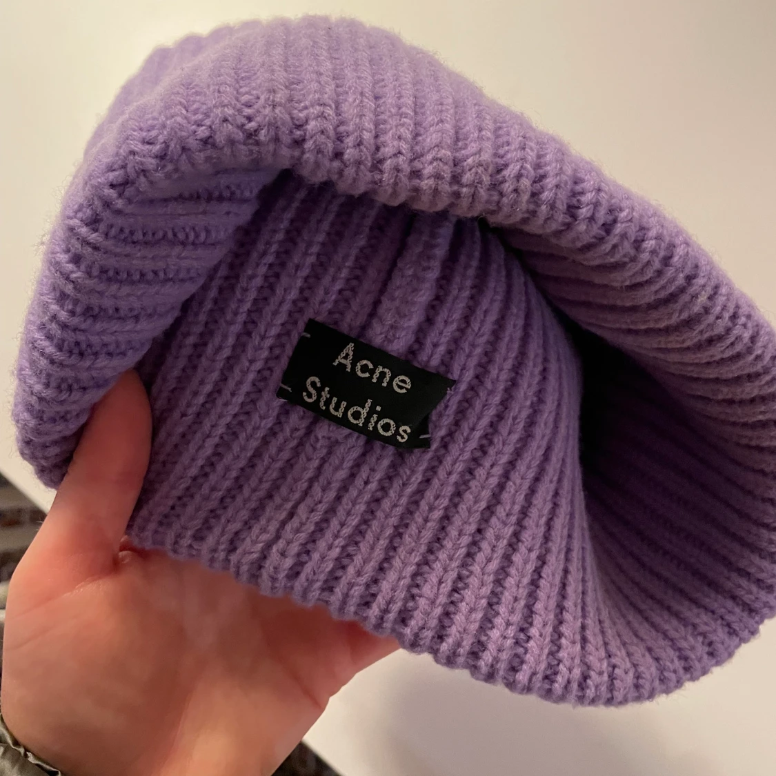 Lila acne mössa - 91