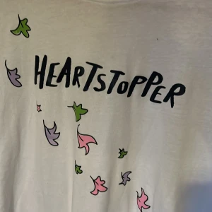 Heartstopper tröja  - Heartstopper tröja. Älskar men kommer aldrig till användning. Storlek medium. 