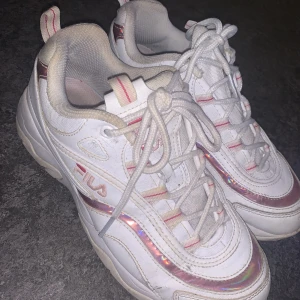 Kläder  - Intressekoll på dessa härliga kläder! Skor- Fila strl 39  Jacka - Fila strl M Tshirt- Sixth June (UK märkes plagg) strl M Skriv ifall ni har nått intresse så kan jag skicka fler bilder samt komma överens om ett nice pris!
