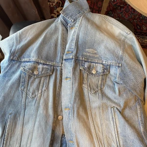 Balenciaga jeans jacka - Säljer min oanvända balenciaga jeans jacka, använd endast vid köp. Väldigt oversize, storlek M men passar L samt XL