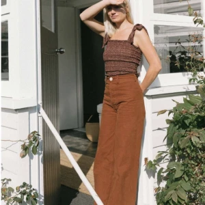 Orange/bruna jeans - Säljer dessa superfina jeans från Lindex i modellen HANNA. Orginalpris är 499kr men använder inte längre. Säljer för 250 + frakt. Det är i bra skick då de endast är använda en gång. Det har även ett skosnöre i midjan så man kan ändra midjestorlek!  