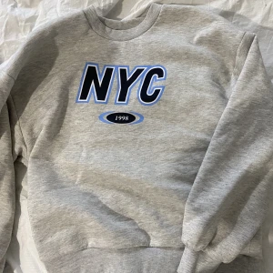 Collegetröja  - Collage tröja från Gina tricot. Varsamt använd. 