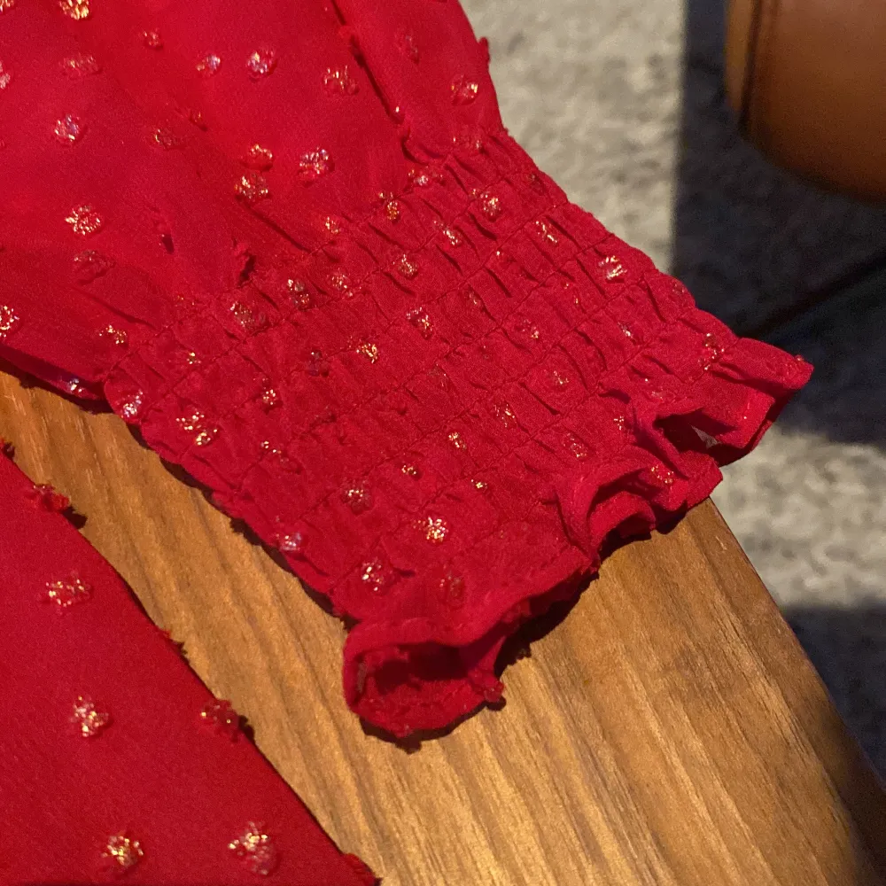 En röd och glittrig klänning från Lindex. Bara använd en gång. Storleken är 152 men den är som en xs i vuxenstorlek. . Klänningar.