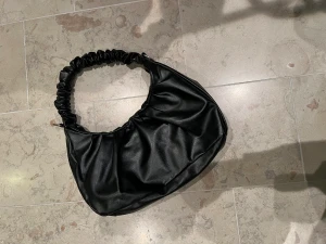 Väska  - Jätte fin väska som knappt är använd bra skick och ser ut att va ny 