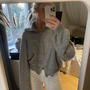 Stickad polo cardigan  - Kan både användas som polo och och som krage och även kofta 