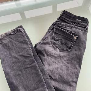 Svarta/Mörk gråa jeans i väldigt bra skick. Men slitna nedtill (se bild 3). Midwaist men känns som lowwaist då de är hyfsat låga. 💕