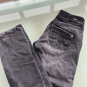 Pepe Jeans Svarta - Svarta/Mörk gråa jeans i väldigt bra skick. Men slitna nedtill (se bild 3). Midwaist men känns som lowwaist då de är hyfsat låga. 💕