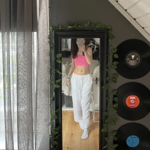 Linnebyxor  - Säljer dessa byxor! Bra skick. Passar dig som är runt 160cm lång då dom är lite korta. Mid waist men funkar som low waist 