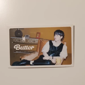 Bts kort - 🌸BTS🌸 Bts lomo card Butter: Suga. I nyskick och superfin, passar till att ha i genomskinliga mobilskal eller som dekoration av ditt val. 20 + frakt💕 Ej pc. Skickar bild innan jag postar.
