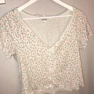 Topp - Säljer denna topp från monki, använd fåtal gånger💗de är en vit topp med små blommor på För fler bilder skriv till mig, köp gärna genom knappen köp nu💓 