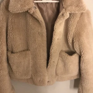 Teddyjacka - Super fin och mjuk cropped teddyjacka som tyvärr inte kommer till användning, perfekt för våren och hösten.  Snabbare köp=lägre pris