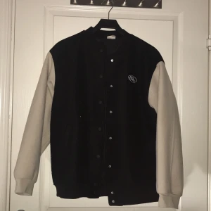 NO FEAR COLLEGEJACKA - Säljer min No Fear collegejacka då den inte kommer till användning.  Använd ett par få gånger.  10/10 i skick överlag.  Storlek XS men passar även S.  