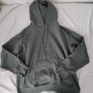 Säljer den här mörkgröna hoodien som är nästan som ny. Storlek s. Frakt: kommer snart