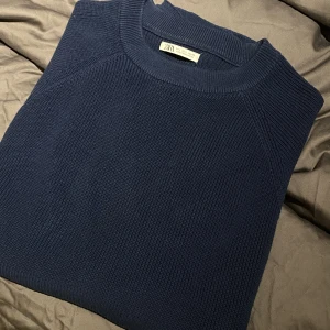 Stickad tröja Zara - Stickad blå tröja från Zara. Storlek L men passar S/M. Bra skick. Hör av er vid frågor😁