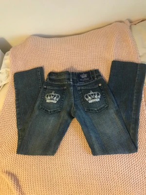 Victoria Beckham jeans - Säljer mina Victoria Beckham jeans köpta här på plock. Säljes då de är för små. Fint skick, str 26. (SMÅ I STORLEKEN) Om fler är intresserade startar jag en budgivning❤️