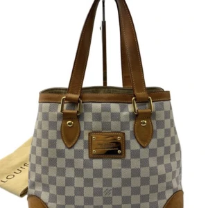 Louis Vuitton - Hampstead PM - Snygg, äkta LV väska Litet fläck inuti väska  Åldrig slitage på kanter, ett av kanterna har tyvärr torkad o gått sönder (finns på bild) va inne på LVbutik dem fixar det för 1000kr men blir dock en annan ljusare färg. Serienr: MI0081 Fler bilder finns! 