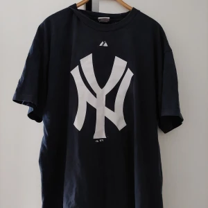 Yankee t shirt - New york yankees t shirt storlek XL, använd ett par gånger, likadan tröja som har sätts på bladee, PAKETET KAN SKICKAS