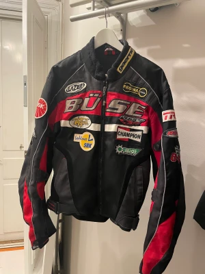 Vintage Racer Jacka - Autentisk racerjacka från märket büse motor wear. Herrstorlek M, sitter perfekt oversize på mig som normalt använder storlek S. Köpt på en vintagebutik i Paris. Köpare står för frakt, kan mötas i Stockholm. Skriv om du undrar något! <3