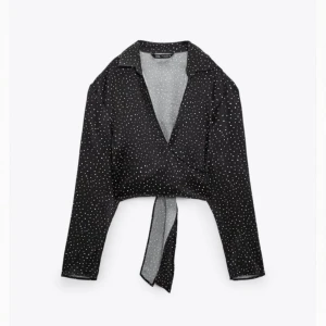 BLUS MED KNYTBAND BAK - Säljer denna super söta helt nya blusen från zara som är ur ringad och med knytband i ryggen. Den är helt ny och aldrig använd då den var lite stor på mig💕💕