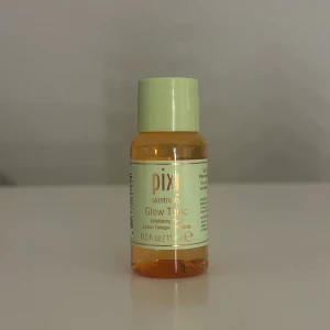 Pixi glow tonic toner  - Säljer denna travelsize tonern från pixi som ger ett fint glow och är magisk för din hud💕🤍Säljer då jag har flera andra✨Orginalpris: 70kr, säljer för 50 inklusive frakten✨